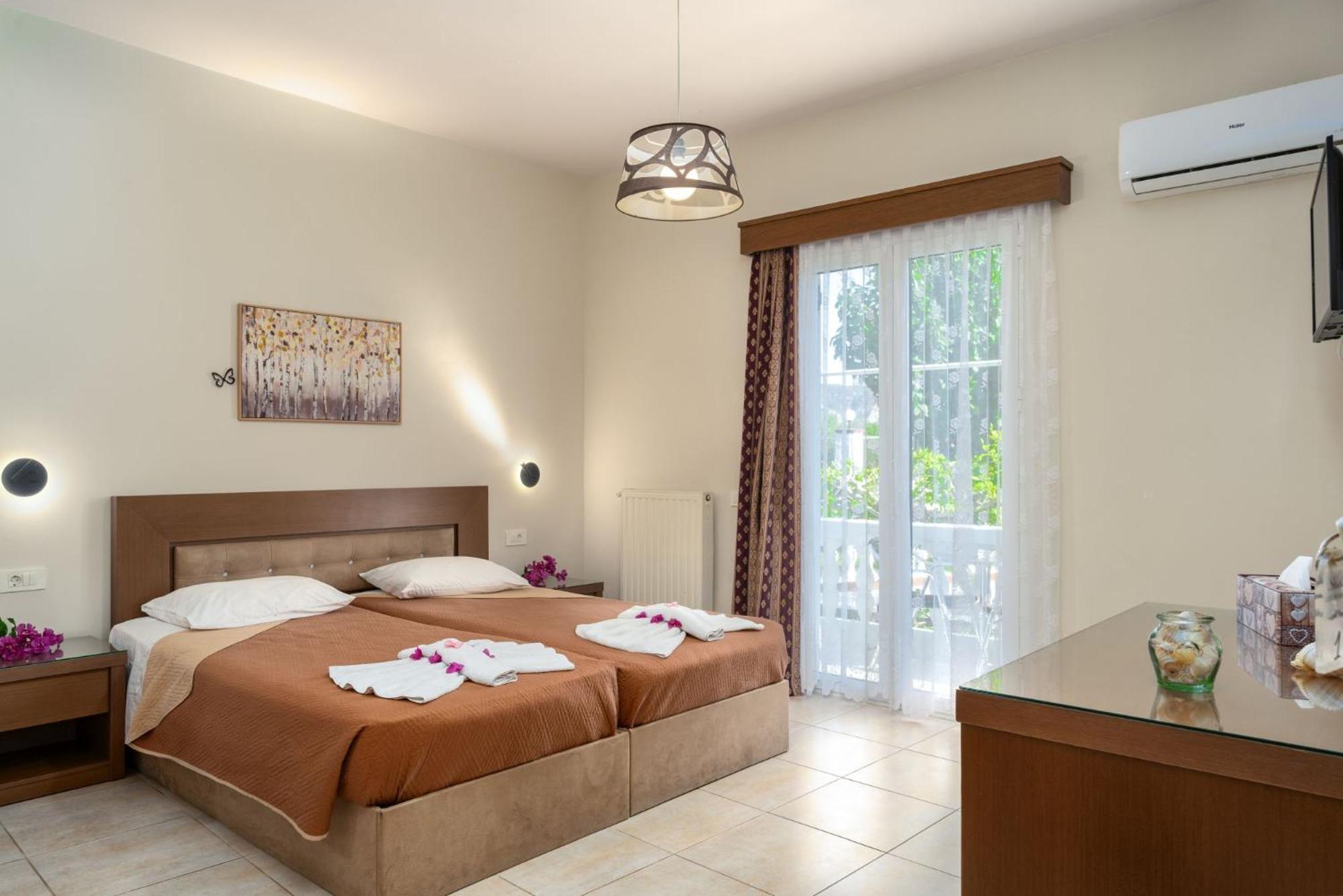 Stathis Beachfront Luxury Rooms Каламакион Экстерьер фото