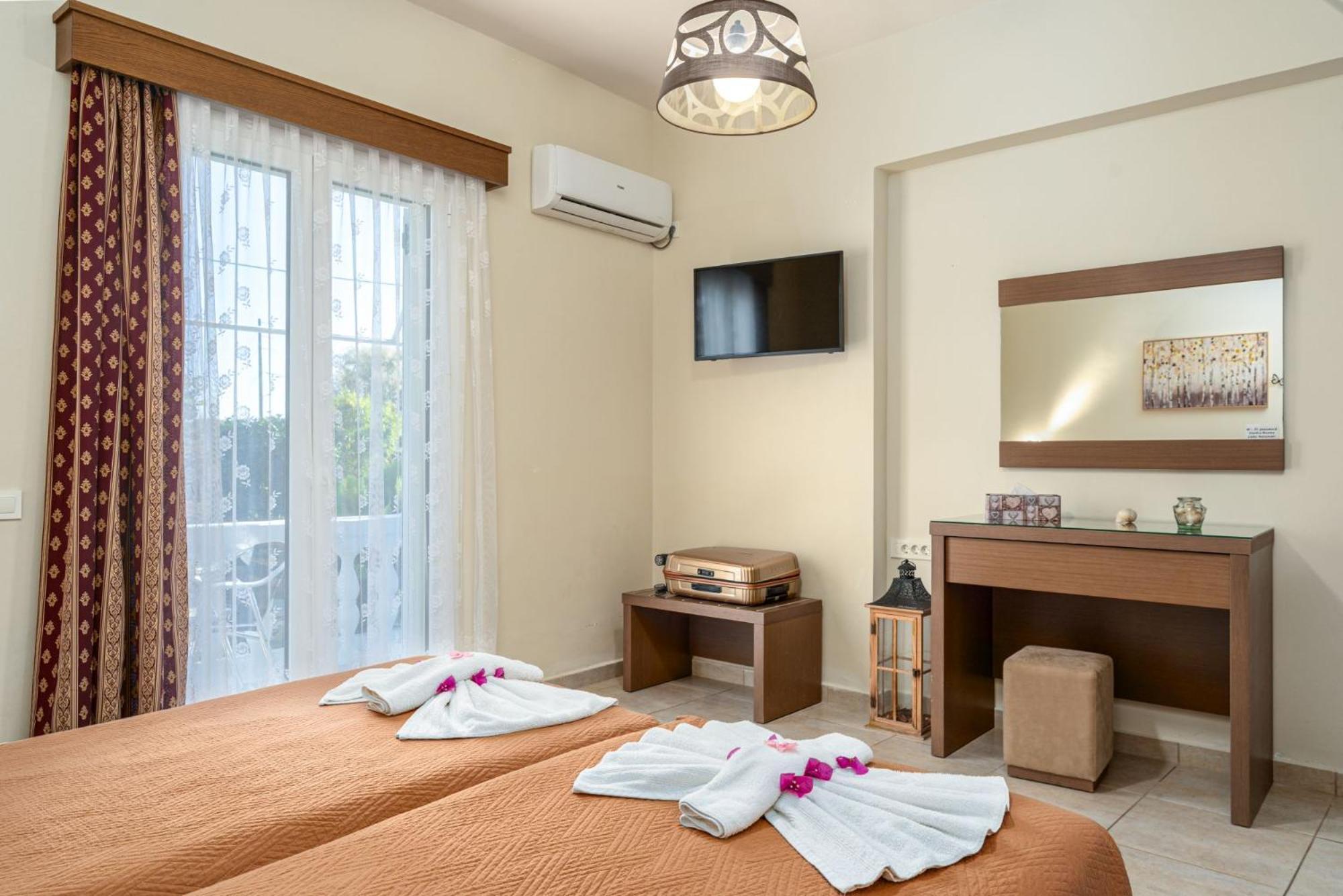 Stathis Beachfront Luxury Rooms Каламакион Экстерьер фото