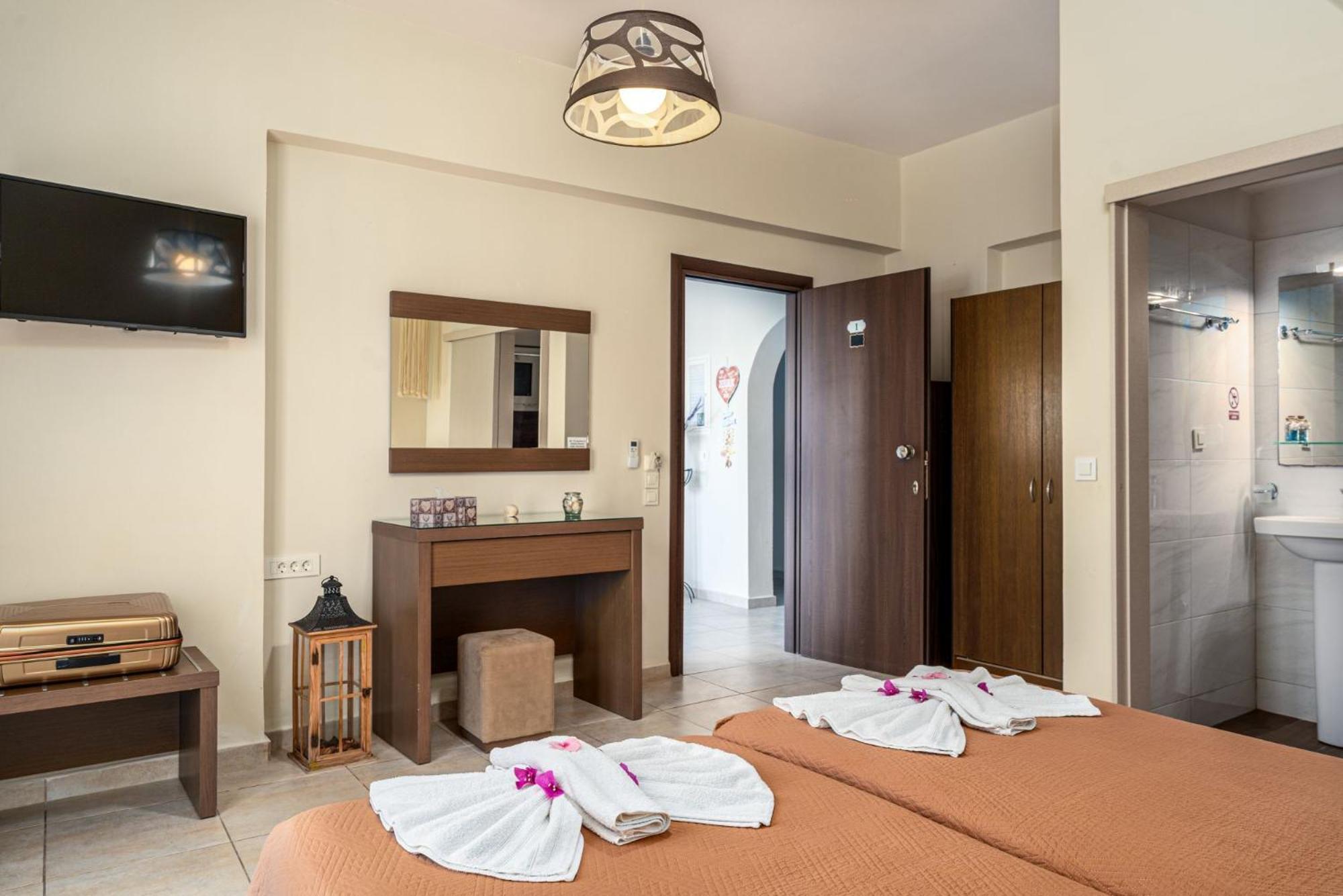 Stathis Beachfront Luxury Rooms Каламакион Экстерьер фото